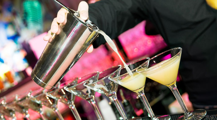 bartender-pouring-Cocktail